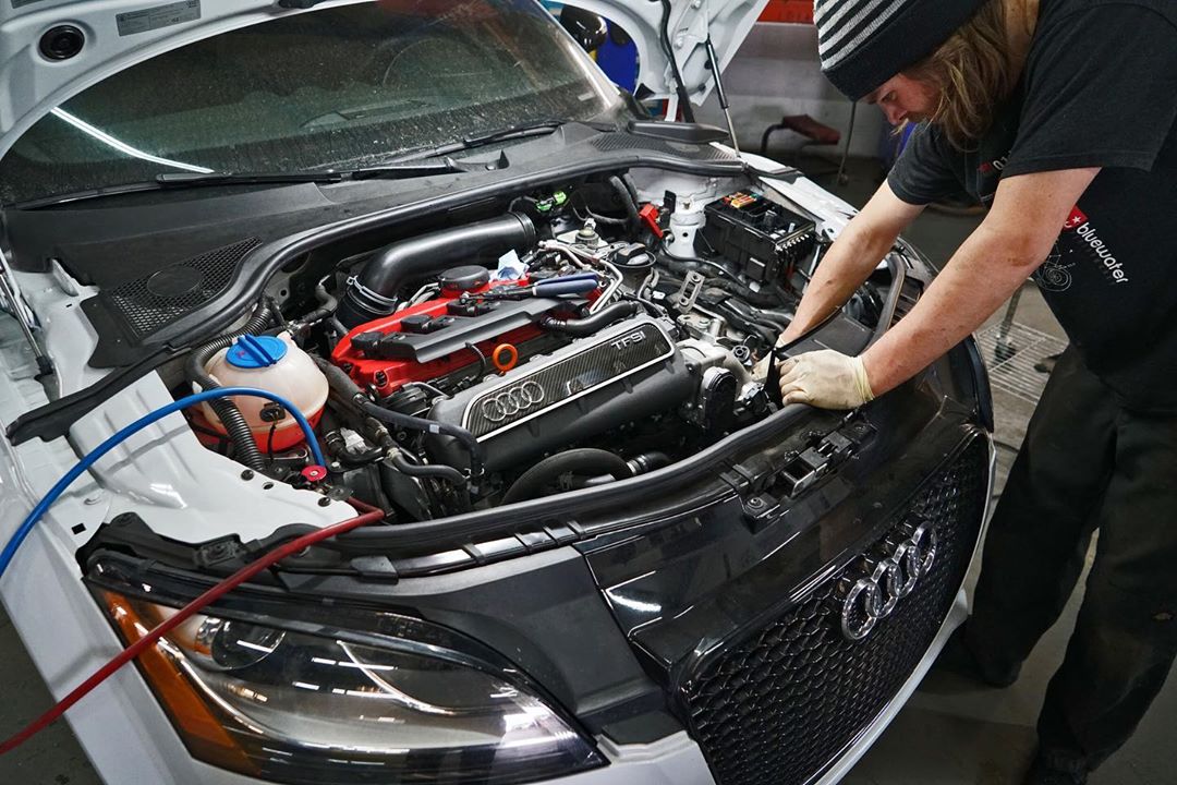 Image of Mechanic performing a full-service oil change